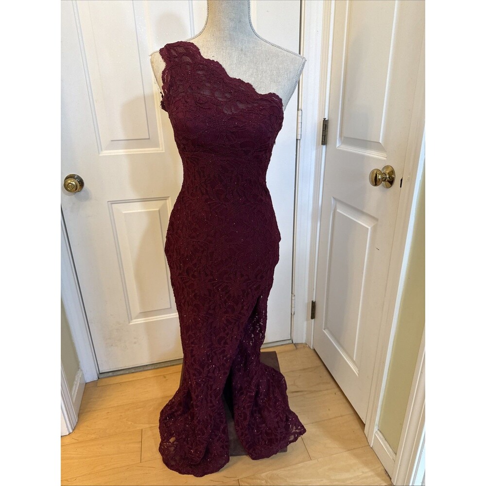 ONE SHOULDER LACE GOWN Morgan & Company Junior Size 5 Maroon Sparkly Maxi Dress